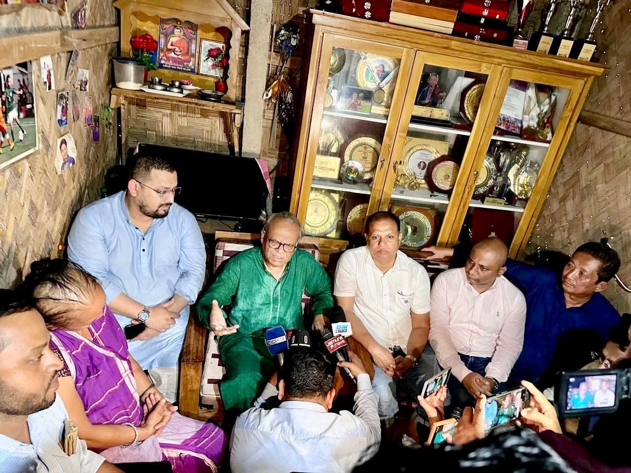 গোল্ডেন গার্ল’ খ্যাত ফুটবলার ঋতুপর্ণা চাকমার ক্যান্সার আক্রান্ত মায়ের পাশে তারেক রহমান