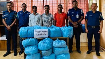 আপন দুই ভাইসহ  ৫০ কেজি ভারতীয় গাঁজাসহ  পুলিশের জালে ৩