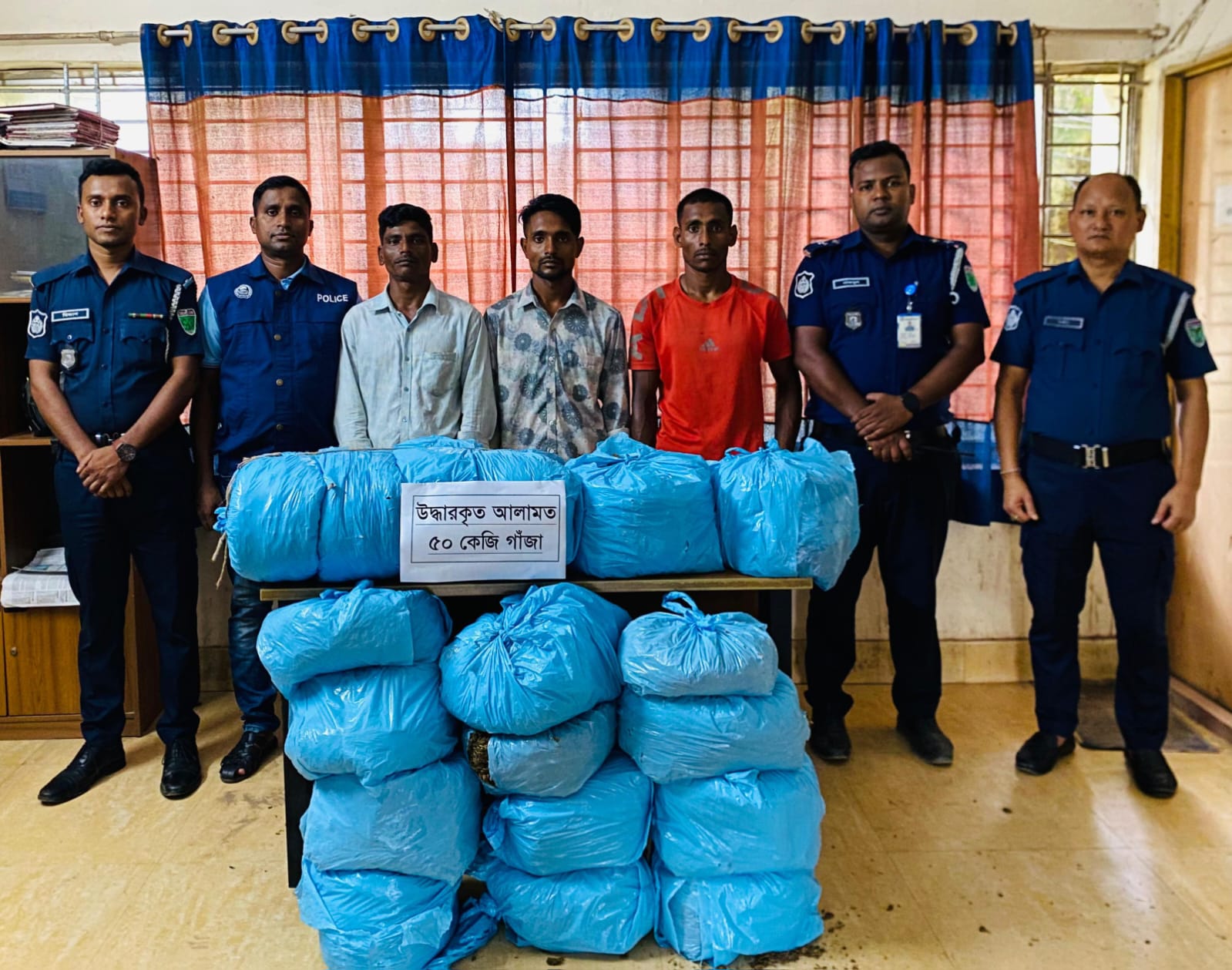 আপন দুই ভাইসহ  ৫০ কেজি ভারতীয় গাঁজাসহ  পুলিশের জালে ৩