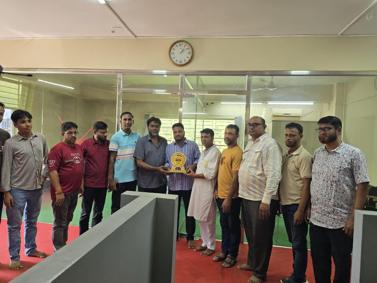 বিশিষ্ট সমাজ সেবক স্পেন প্রবাসী আলী হোসেন কে অর্জুন ঘোষ এর সৌজন্যে সম্মাননা স্মারক