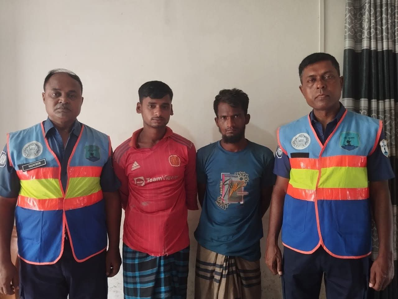ছাতকে যৌথবাহিনীর অভিযানে আটক-২ বালু বোঝাই ৩ টি নৌকা জব্দ ছাতকে যৌথবাহিনীর অভিযানে আটক-২ বালু বোঝাই ৩ টি নৌকা জব্দ 