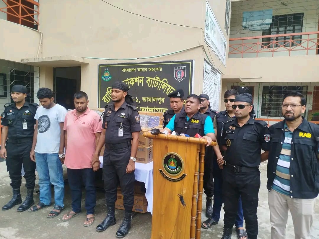 জামালপুরে অবৈধ পথে আসা প্রায় ৫ লাখ জিলেট ব্লেড উদ্ধার গ্রেফতার ২