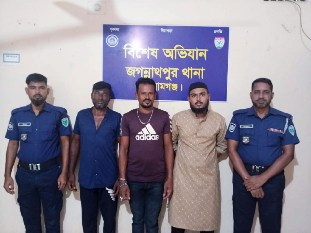 জগন্নাথপুরে পুলিশের অভিযানে ৩ জন আসামি গ্রেফতার
