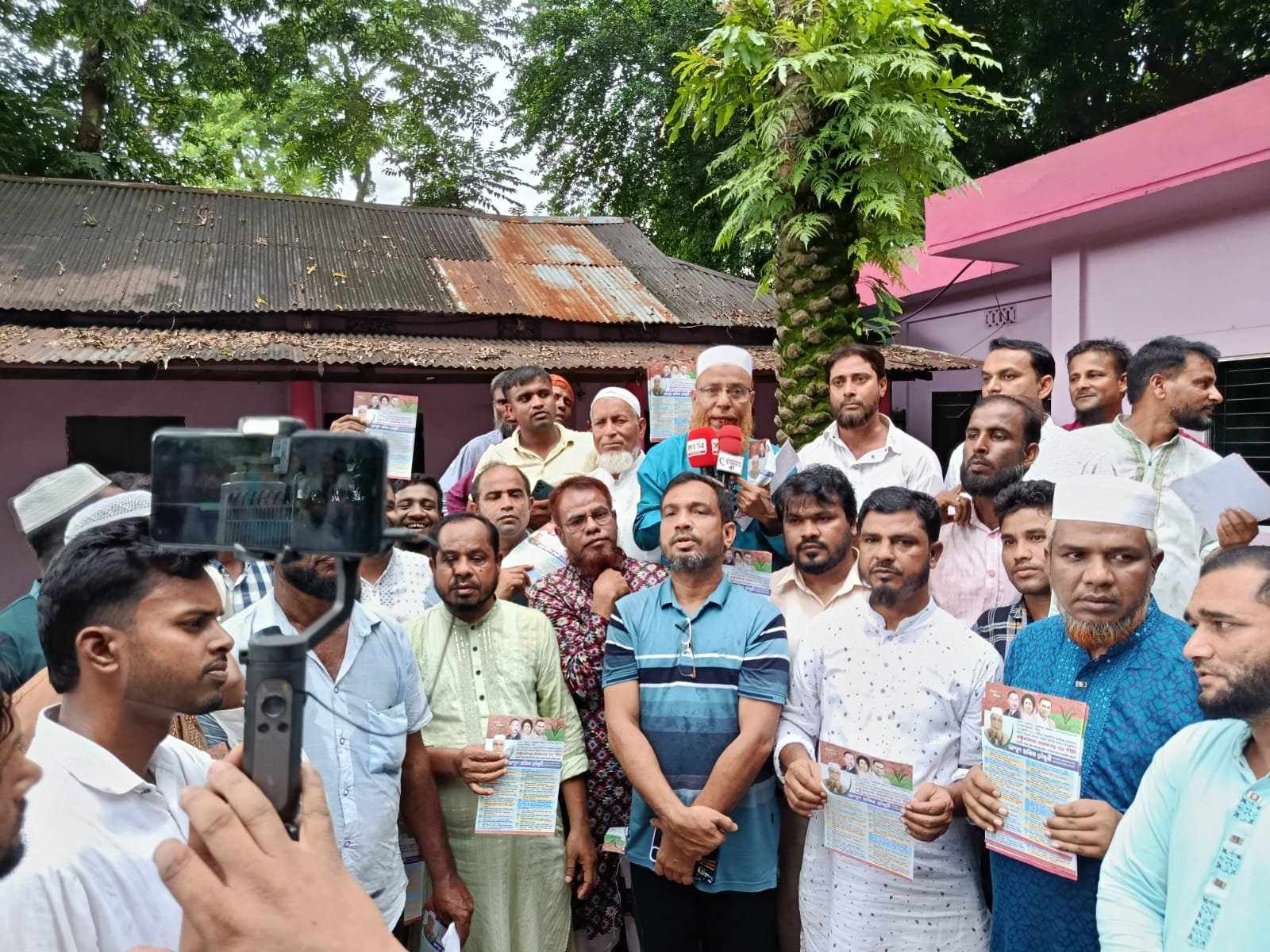 জৈন্তাপুরে: ৩১ দফা বাস্তবায়নে উপজেলা সদরে বিএনপির লিফলেট বিতরণ