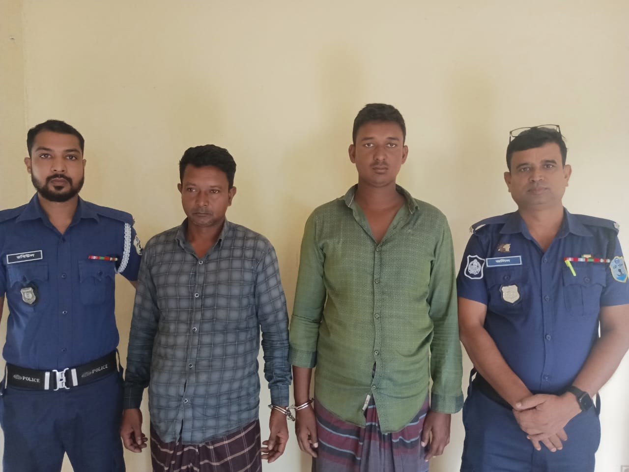 নৌ-পুলিশের অভিযানে চোরাই পাথরসহ আটক ২