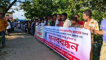 কোম্পানীগঞ্জে চেয়ারম্যান আলমগীকে গ্রে ফ তা রে র প্রতিবাদে মানববন্ধন