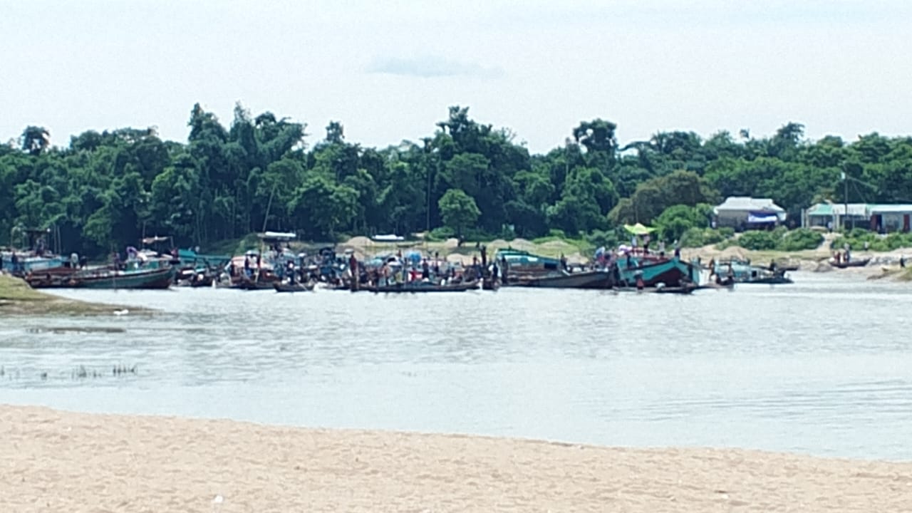 গোয়াইনঘাটে হাজীপুর এলাকা থেকে বালু উত্তোলন, হুমকিতে বসতবাড়ি ও ফসলি জমি