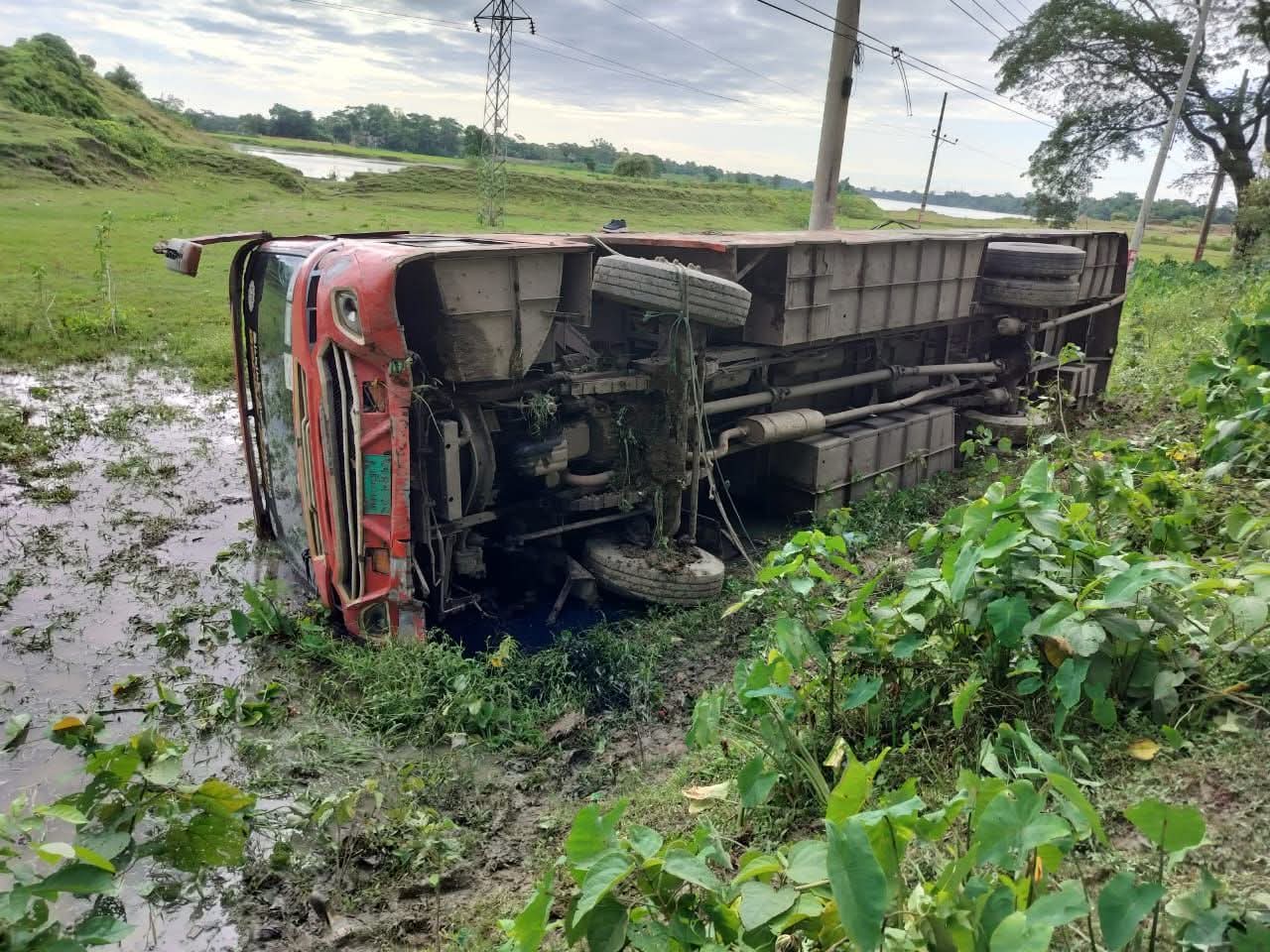 সিলেট-সুনামগঞ্জ আঞ্চলিক মহাসড়কের বিশ্বনাথ এলাকায় যাত্রীবাহী বাস খাদে 