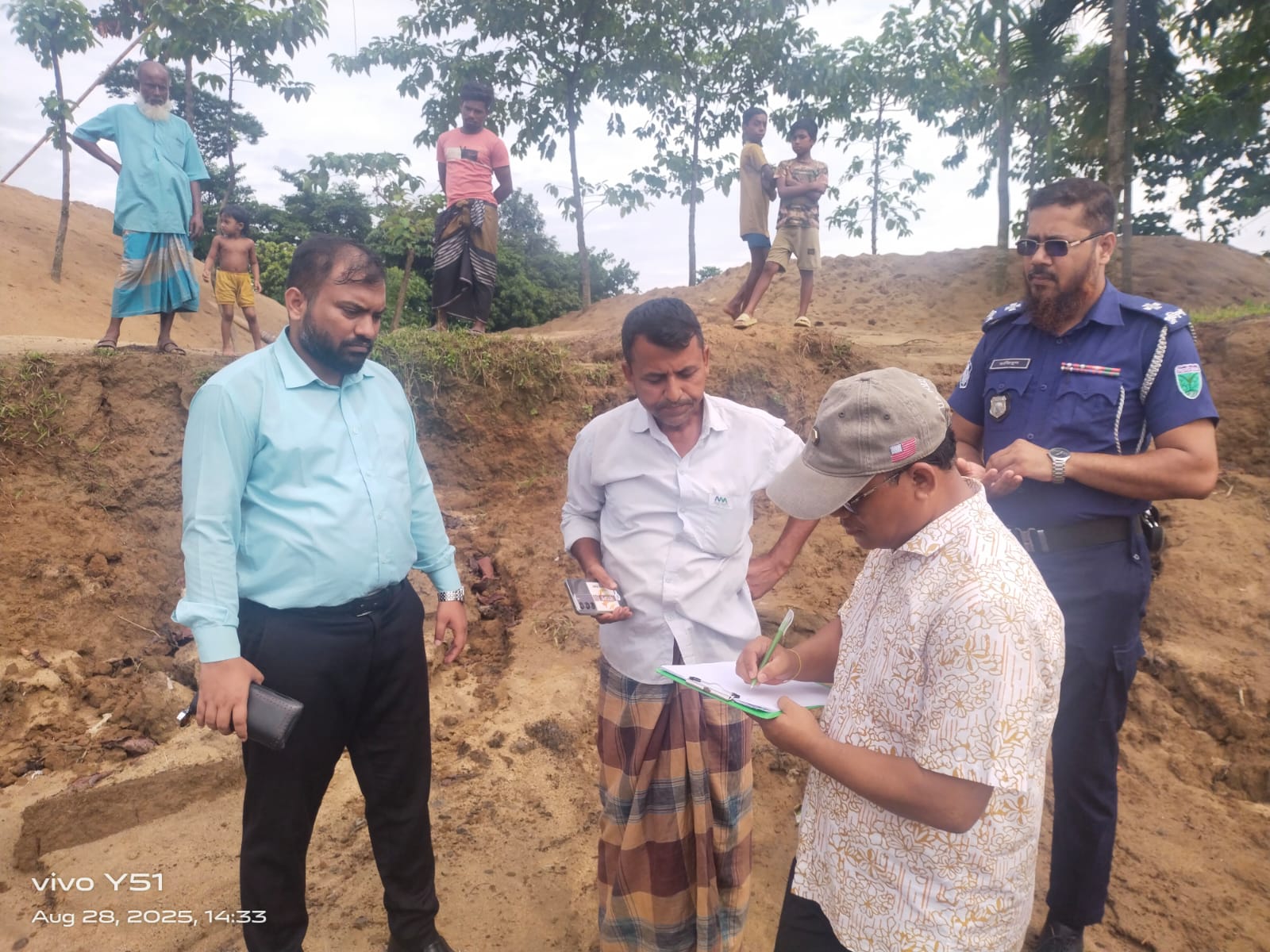 জৈন্তাপুরে ভ্রাম্যমান আদালতের অভিযানে লক্ষাধিক ঘটফুট বালু জব্দ