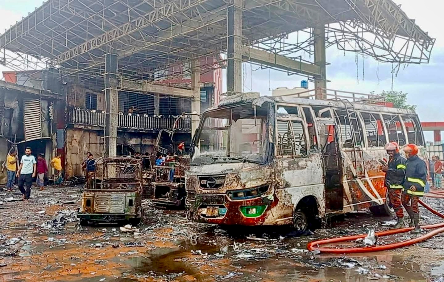 নবীগঞ্জে সিএনজি স্টেশনে ভয়াবহ অগ্নিকাণ্ড  ৯টি সিএনজি ও ১টি বাস পুড়ে ছাই