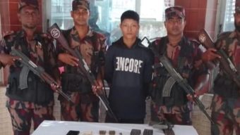নাইক্ষ্যংছড়ি সীমান্তে অস্ত্র,গুলি ও ম্যাগাজিনসহ আরাকান যোদ্ধার নাটকীয় আত্মসমর্পণ
