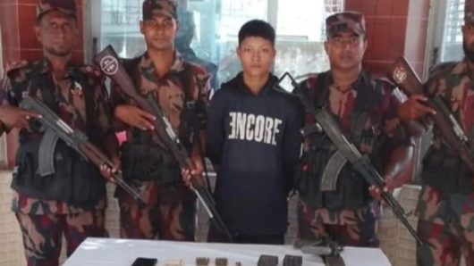 নাইক্ষ্যংছড়ি সীমান্তে অস্ত্র,গুলি ও ম্যাগাজিনসহ আরাকান যোদ্ধার নাটকীয় আত্মসমর্পণ