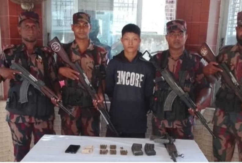 নাইক্ষ্যংছড়ি সীমান্তে অস্ত্র,গুলি ও ম্যাগাজিনসহ আরাকান যোদ্ধার নাটকীয় আত্মসমর্পণ