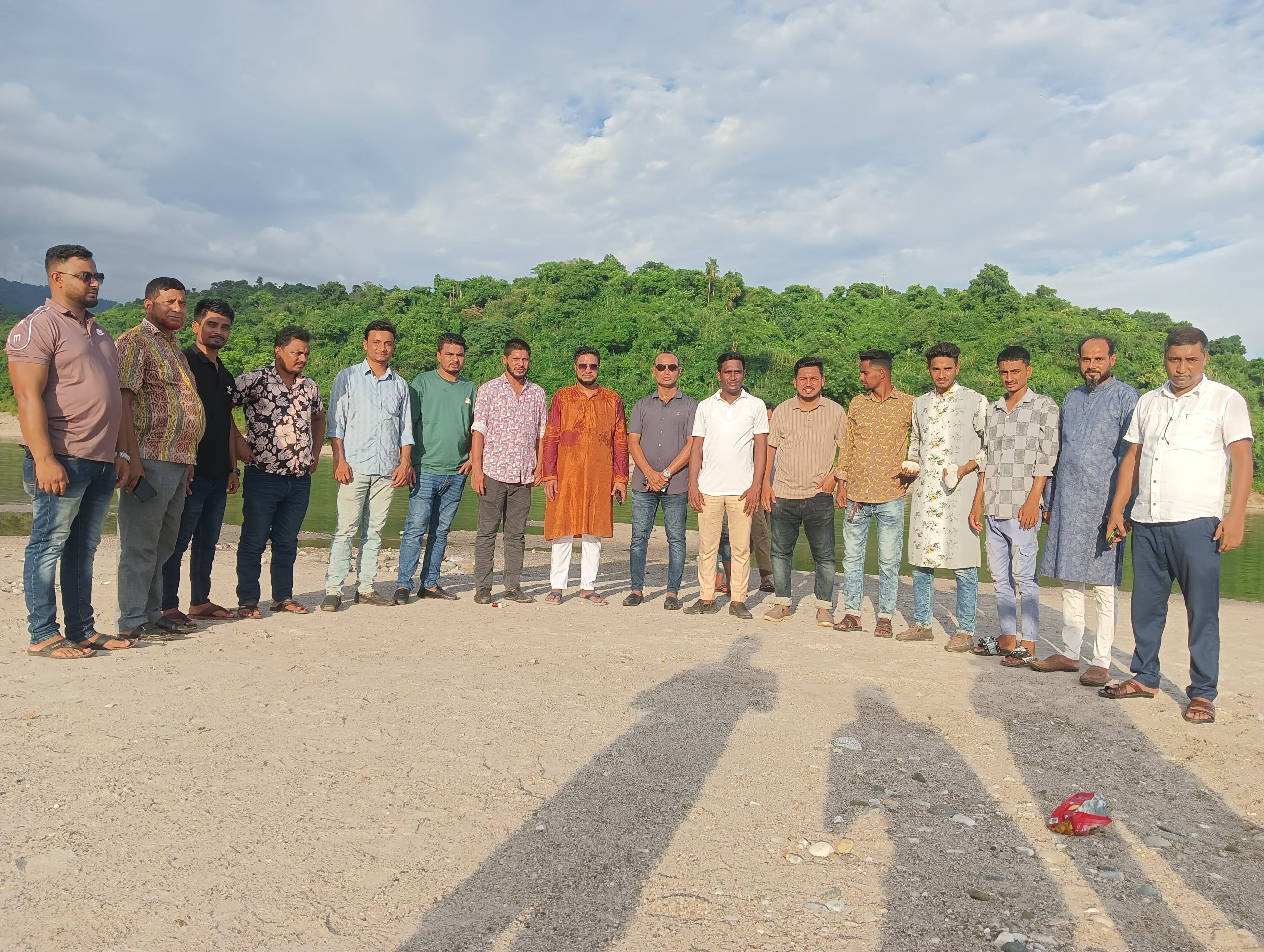 সাদা পাথর লুট: পরিদর্শনে বিএনপি নেতা হেলাল উদ্দিন আহমেদ