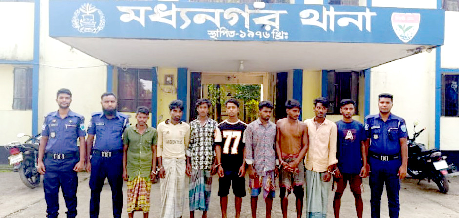 মধ্যনগরে অবৈধভাবে বালু উত্তোলনের সময় আটক ৮
