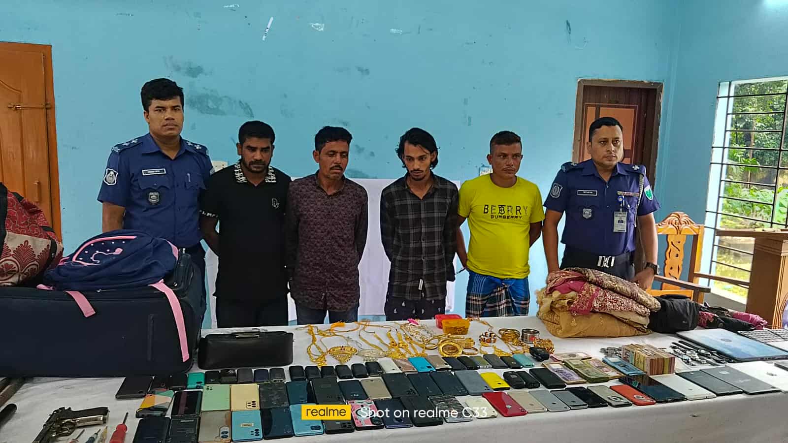 সিলেটে আন্তঃজেলা ডাকাত দলের ৪ সদস্য গ্রেপ্তার: বিপুল মালামাল উদ্ধার