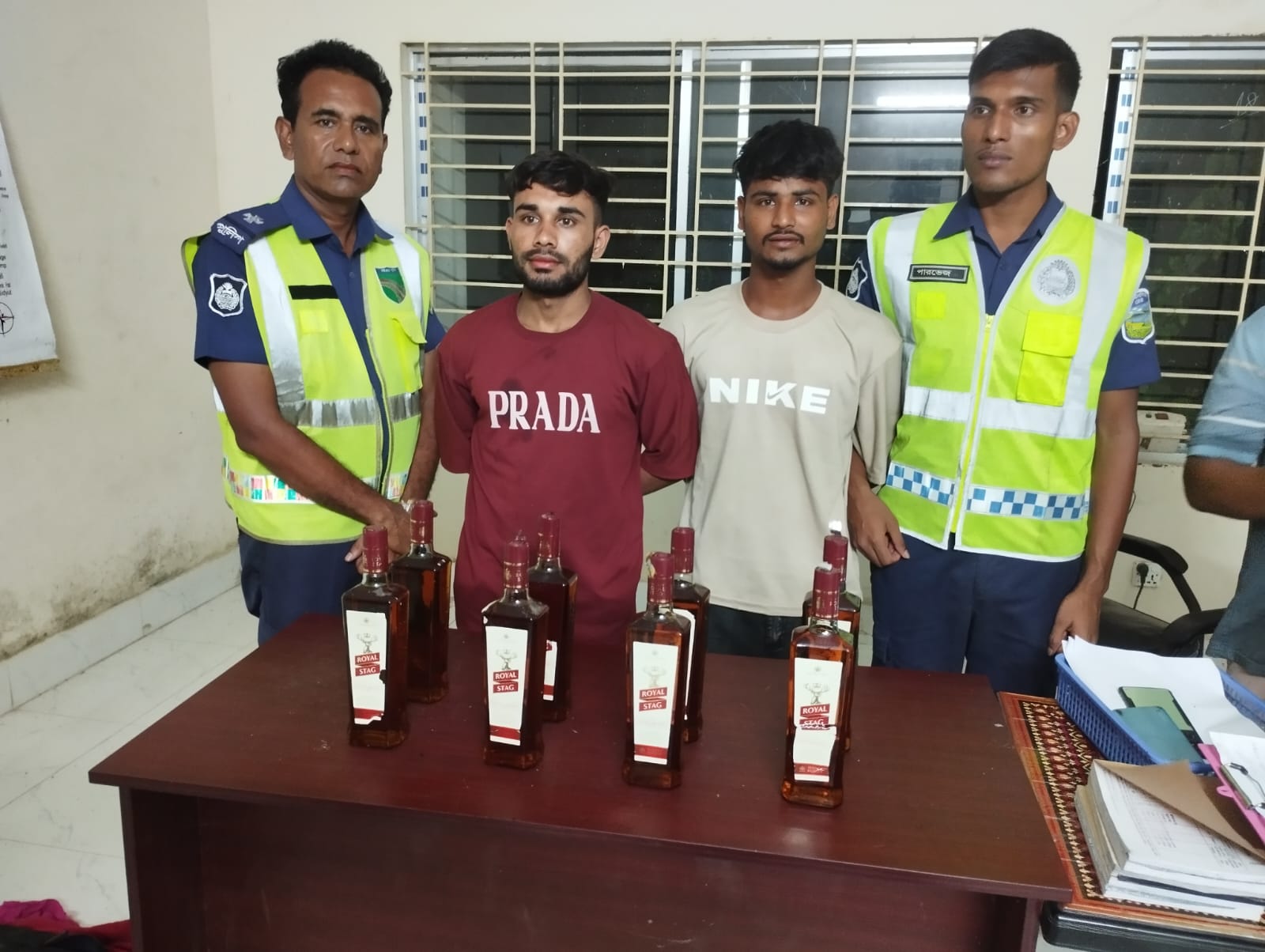 জৈন্তাপুরে বিপুল ভারতীয় মদসহ দুই যুবক আটক