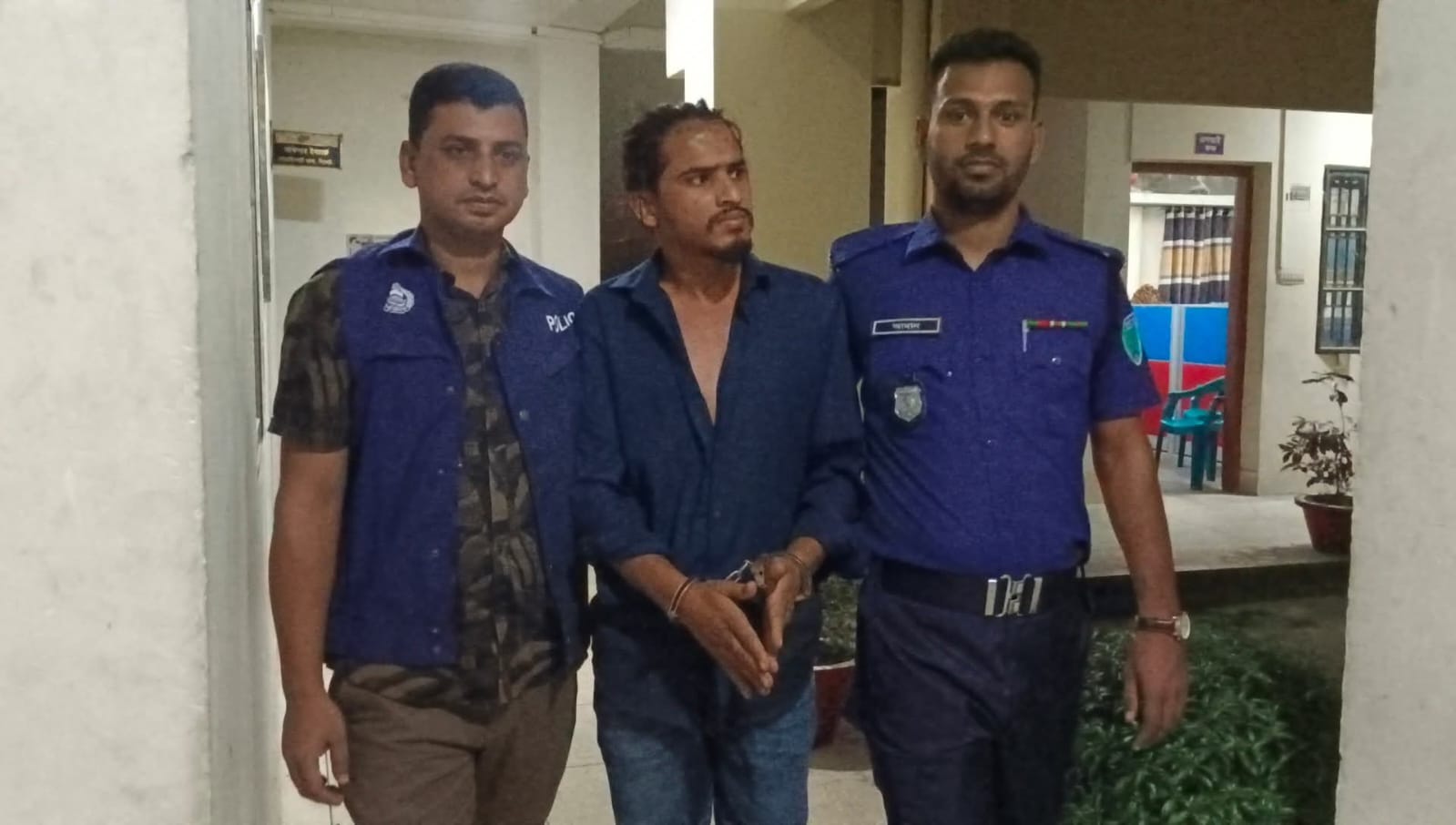 সিলেট গোয়াইনঘাট থেকে আটক শুটার রিয়াজ রূপগঞ্জ থানায় হস্তান্তর