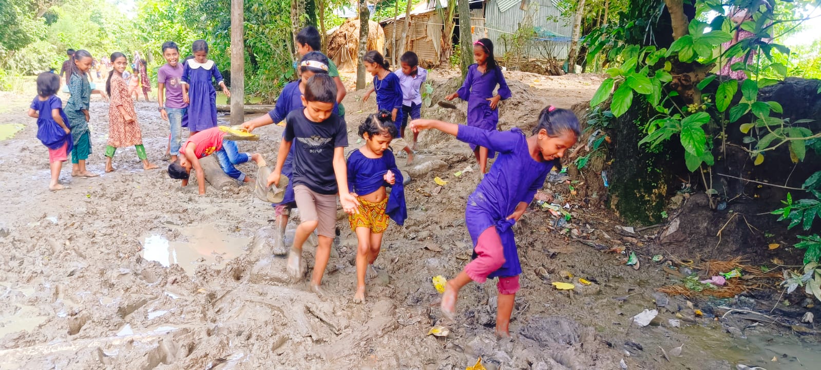 গোয়াইনঘাটের টেকনাগুল রাস্তার বেহাল দশা : ভোগান্তিতে স্কুল-কলেজগামী শিক্ষার্থীসহ গ্রামবাসী 