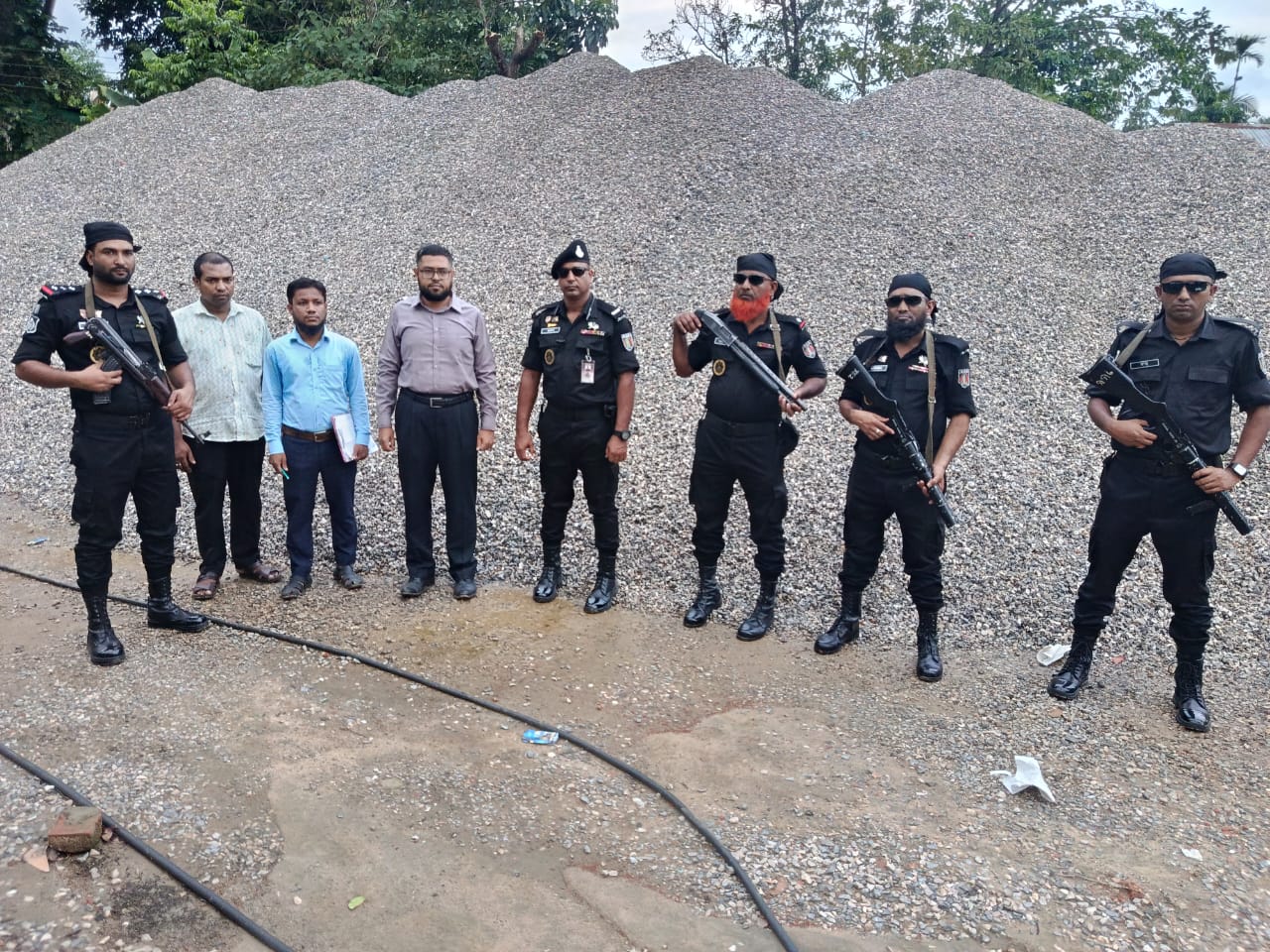 র‍্যাবের অভিযানে ভোলাগঞ্জ থেকে লু*ট হওয়া ১০ হাজার ঘনফুট পাথর জব্দ