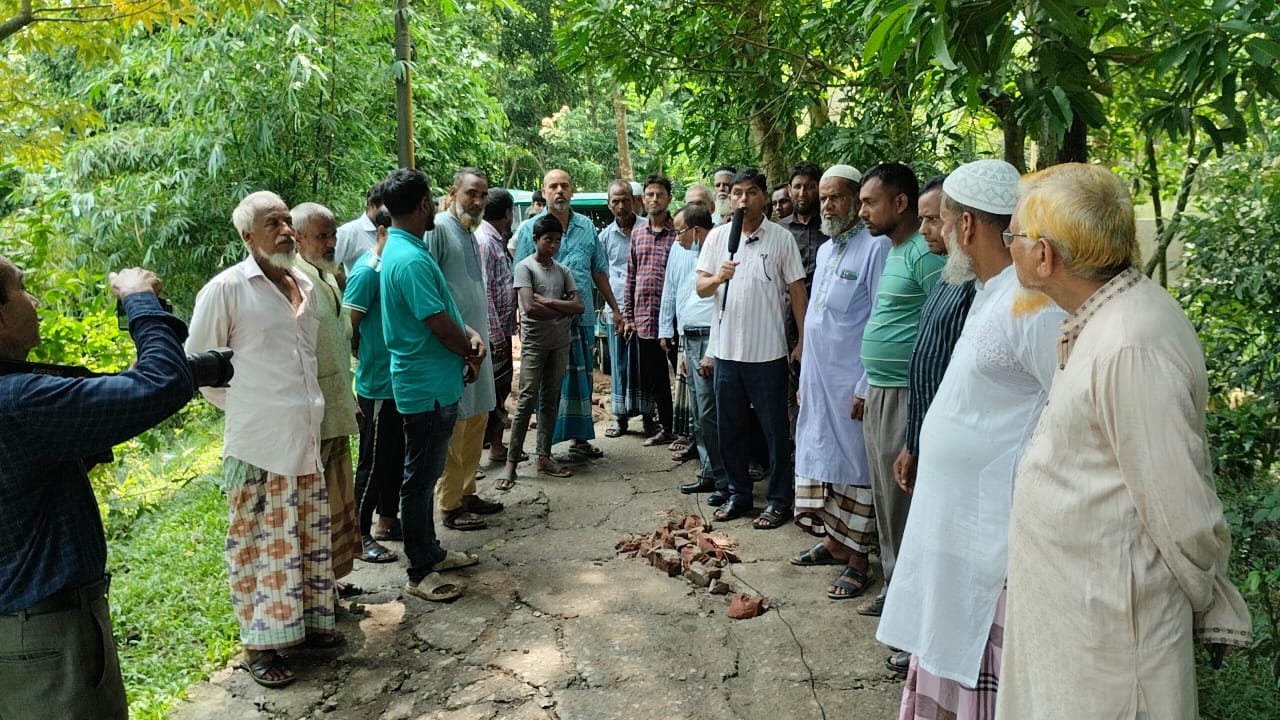 ছাতকে সদর ইউনিয়নে রাস্তা নির্মাণের দাবীতে এলাকাবাসীর মানববন্ধন