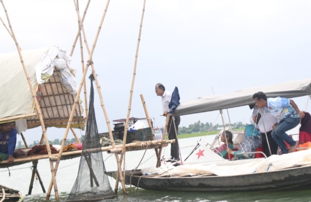 মৎস্য উপদেষ্টার নদী পরিদর্শন; অবৈধ জাল ব্যবহার করায় ৫ জেলের কারাদণ্ড