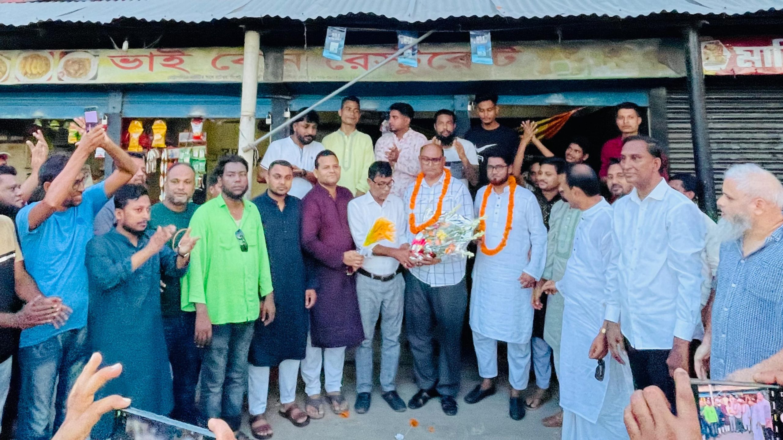 খাদিমপাড়ায় হানিফ ও কামরুল ফুলেল শুভেচ্ছা শিক্ত