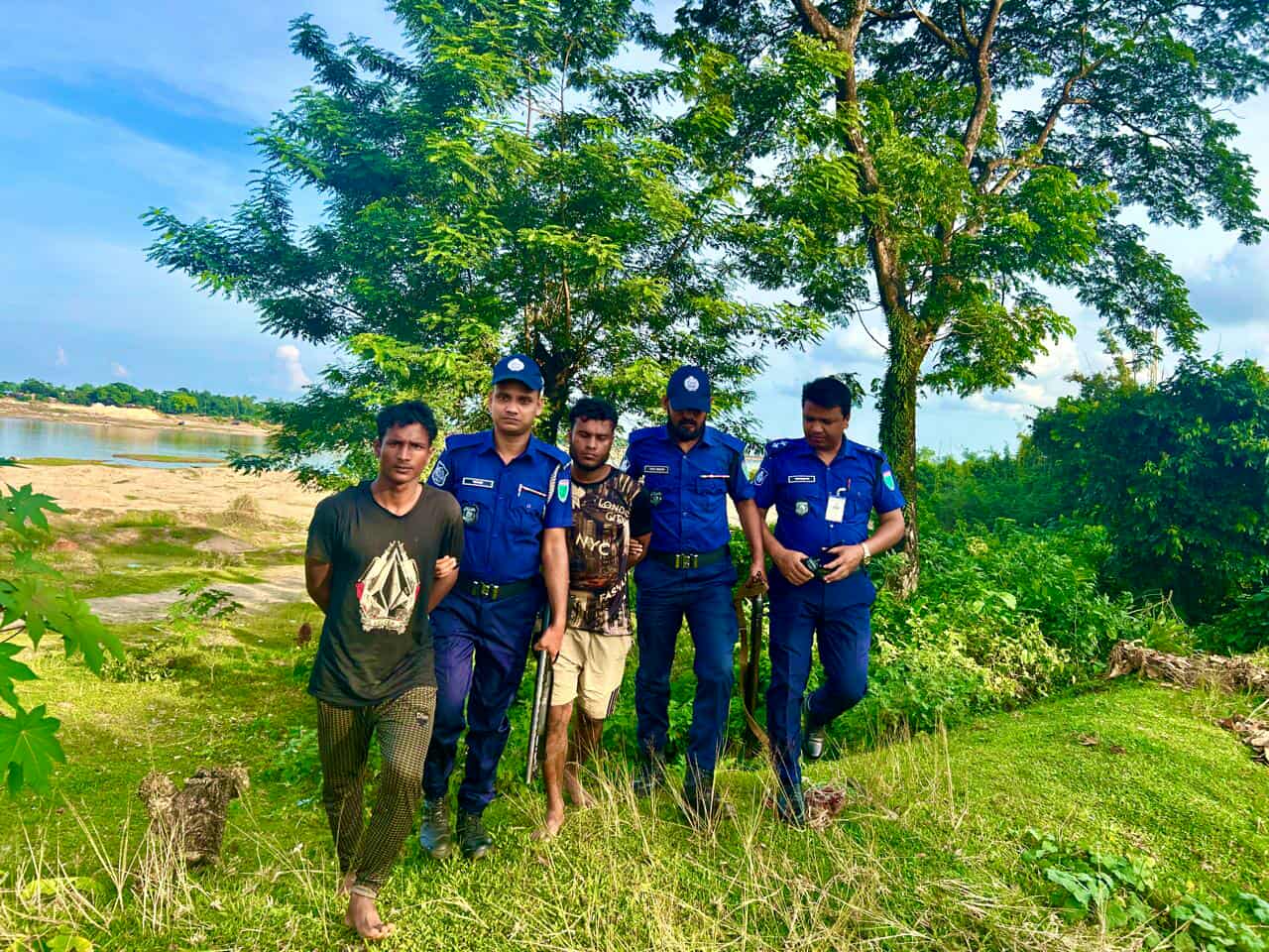 ধলাই সেতুর নিচ থেকে বালু উত্তোলনের দায়ে ২ জনেকে ৩মাস জেল