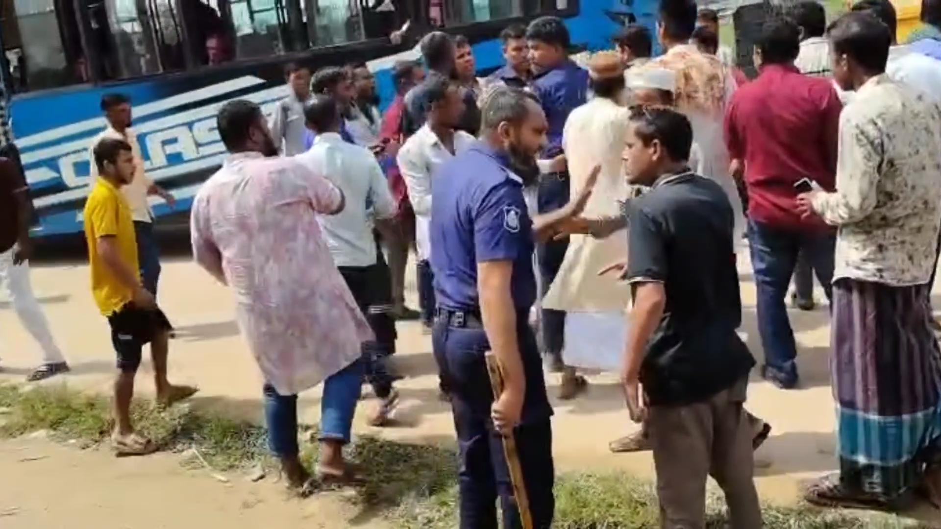 কোম্পানীগঞ্জে শ্রমিকদের হামলায় ৫ পুলিশ আহত