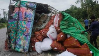 ঢাকা-সিলেট মহাসড়কে ট্রাক-পিকআপ সং*ঘর্ষে সবজি ব্যবসায়ী নি হ ত