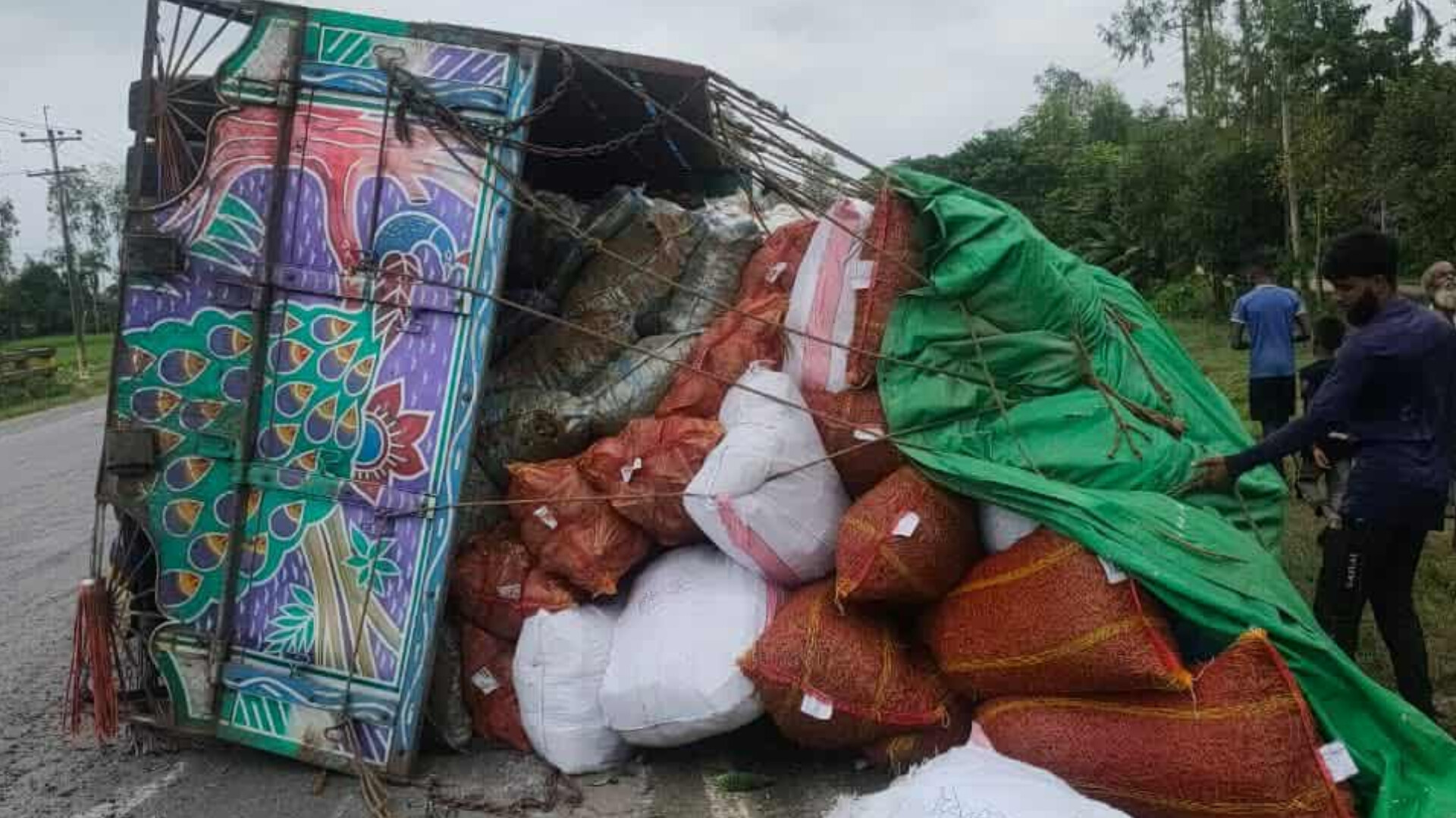 ঢাকা-সিলেট মহাসড়কে ট্রাক-পিকআপ সং*ঘর্ষে সবজি ব্যবসায়ী নি হ ত