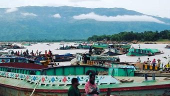 প্রশাসন কর্তৃক যাদুকাটা বালু মহাল ইজারাদারকে দখল দিতে দুষ্কৃতিকারীদের বাঁধা প্রদান